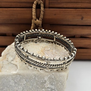 ロープとノブのディテールが施されたシルバーのヒンジ付きブレスレット