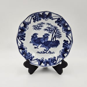 Blau-weißer Hahn-Teller signiert Dechang Taoci (Dechang-Keramik)
