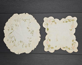 Paire de napperons en soie Society, un rond et un carré - Fleurs aux couleurs douces