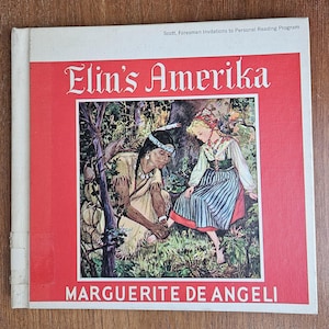 Peut inclure: Couverture de livre vintage "Elin's Amerika" de Marguerite de Angeli. L'illustration montre un homme amérindien et une femme en costume traditionnel. Le fond est une scène de forêt, avec le titre en grandes lettres.