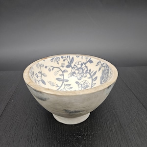 Cuenco de madera pintado de 5 pulgadas con interior esmaltado en azul y blanco