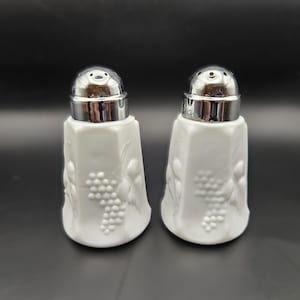 Vintage Milchglas Salz und Pfefferstreuer - Weinrebe Muster
