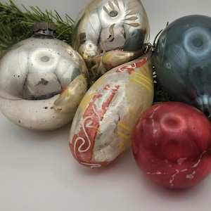 Quatre boules de Noël en verre églomisé doré et bleu. Fin XIX. (Diam