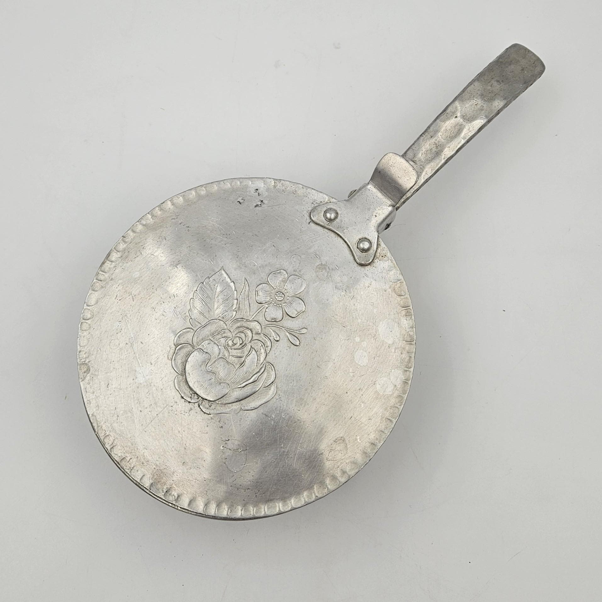 S287 サイレントバトラー クラムキャッチャー シルバープレート アンティーク Everlast Hand-forged Aluminum Silent Butler Crumb Catcher - Etsy