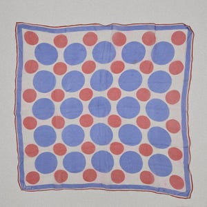 Vintage Vera-sjaal: rode, witte en blauwe stippen, patriottische kleurenpop, vierkante mod-graphic vierkante sjaal
