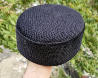 Cappello Da Preghiera Musulmani Etnico Kufi Confortevole In Cotone Traspirante Per Gli Uomini Con Design Scavato Per Adulti Uso Quotidiano Cappello Teschio, Blu Navy, M - Foto 3