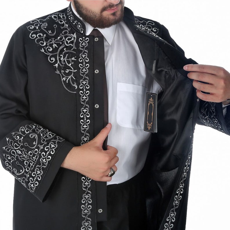 Мусульманский костюм мужской. Исламская мужская одежда в Грозном. Накидка мусульманская мужская. Пальто мусульманское мужское.