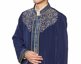 Può includere: Una tunica blu navy con bordi dorati e blu e ricami intricati. La tunica ha un colletto alto e maniche lunghe. La persona indossa un cappello bianco con una fascia dorata.