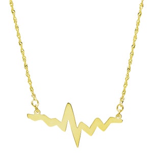 Op de afbeelding: Een gouden ketting met een hartslag symbool hanger. De ketting is een delicate, kabel stijl.