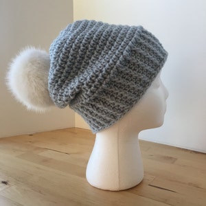 Damen Slouchy Hut, gehäkelte Damenmütze, Hipster, BOHO, Beanie mit Kunstpelz Pom, Slouchy, Damenmütze, Blau Slouchy Hut, Slouchy Beanie