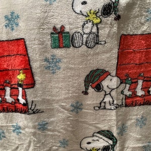 Peanuts - Snoopy Christmas Stockings Plush Throw