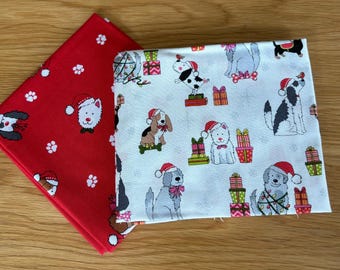 Könnte beinhalten: Zwei Stoffstücke mit Weihnachtsmotiv. Ein Stück ist rot mit weißen Pfotenabdrücken und Hunden, die Weihnachtsmützen tragen. Das andere Stück ist weiß mit hellgrauem Hintergrund und Hunden, die Weihnachtsmützen tragen und Geschenke halten.