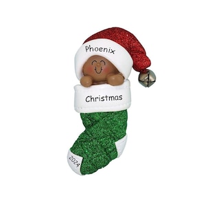Personalisierte Babys erste Weihnachtsverzierung 2023 - Babys erster Weihnachtsstrumpf Unisex Afroamerikaner - Kostenlose Anpassung mit Geschenkbox