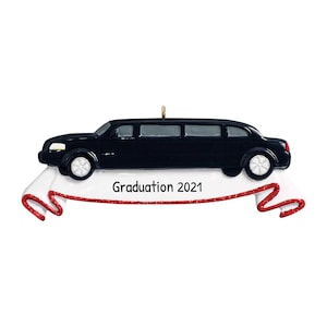 Può includere: Ciondolo a forma di limousine nera con uno striscione bianco su cui è scritto "Graduation 2021". Lo striscione ha un bordo rosso.