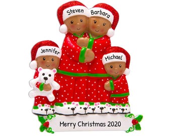 Puede incluir: Un adorno navideño personalizado que representa a una familia de cuatro personas en pijama rojo y verde con lunares blancos. El adorno incluye los nombres "Steven", "Barbara", "Jennifer" y "Michael" y el texto "Feliz Navidad 2020".