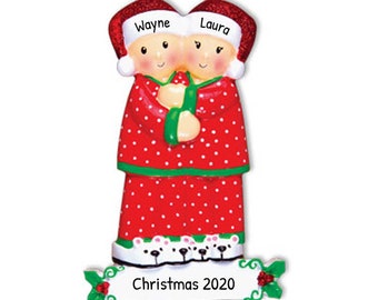 Adorno navideño de pareja, adorno personalizado de pareja, adorno de pijama de pareja, nuestro primer adorno navideño, decoración navideña, regalo de Navidad