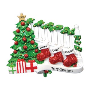 Adorno navideño familiar personalizado 2023 - Bannister Stockings Familia de 3 adornos 2023 - Personalización gratuita