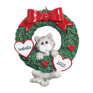 Personalisierte Haustier Verzierungen 2023 - Weihnachtskätzchen Verzierung grau getigerte Katze in den Kranz-Katzenverzierungen - freie Anpassung