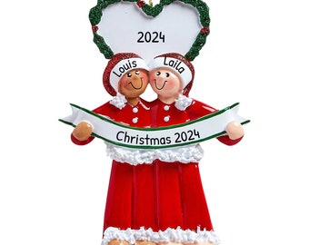 Adorno navideño personalizado para pareja de la primera Navidad 2026 - Adorno de pijamas de amor interracial para pareja - Adorno de la primera Navidad juntos - Regalo navideño