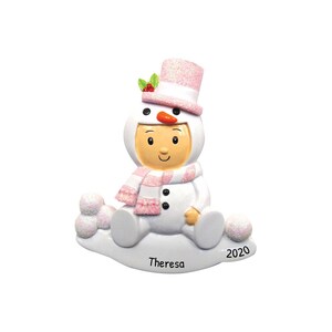 Babys erste Weihnachtsverzierung 2023 - Schneemann-Hut Baby Mädchen erste Weihnachtsverzierung Rosa - Kostenlose Anpassung