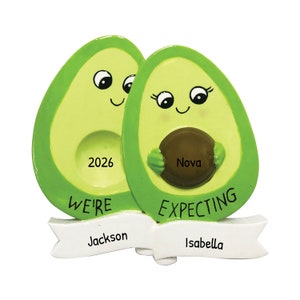 Personalisierte Baby Erwartung Avocado Ornament, Avocado Familie Erwartung Weihnachtsverzierung, Erwartung Verzierung, Schwangerschaft Ornament für Paar