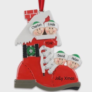 Adorno de casa de botas, adorno personalizado de familia de 4, decoración para árbol de Navidad, recuerdo navideño, adorno de casa de botas roja, decoración festiva