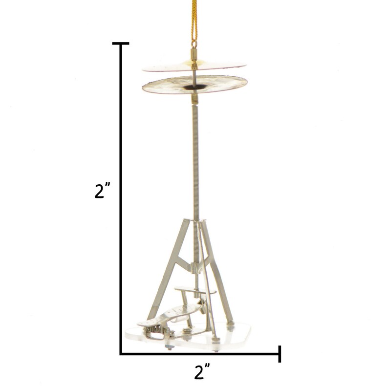 Op de afbeelding: Zilveren metalen ornament van een bekkenstel met twee bekkens. Het ornament is 5 cm hoog en 5 cm breed.