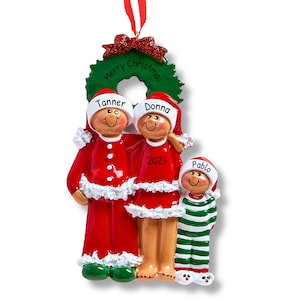 Adorno navideño familiar, letrero personalizado de puerta de Feliz Navidad, regalo festivo para familia de 3, saludos de puerta navideña, adorno familiar de tres miembros