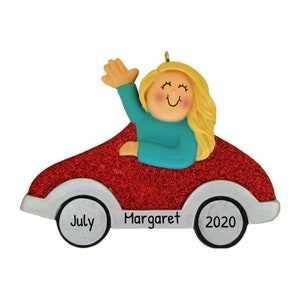 Gepersonaliseerde nieuwe chauffeursornament 2023 - Rijbewijs Kerstmis, Studentchauffeur - Rode auto blond - Gratis maatwerk met geschenkdoos