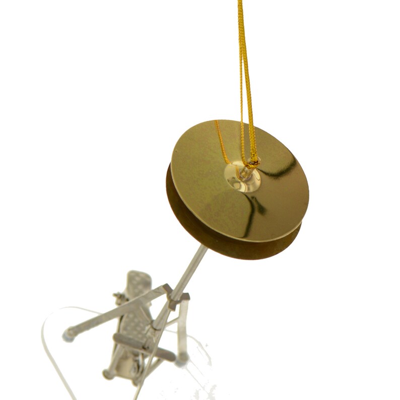 Op de afbeelding: Een gouden bekkensymbool ornament met een zilveren standaard en een gouden touwtje om op te hangen.