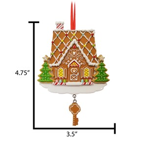 Pode incluir: Adorno de Natal de casa de gengibre com um charme de chave. A casa &eacute; decorada com bengalas de doces vermelhas e brancas, cora&ccedil;&otilde;es e uma chamin&eacute; de bengala de doce. A casa tem 12,1 cm de altura e 8,9 cm de largura.