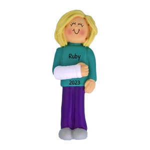 Ornamento de braço quebrado, ornamento personalizado, ornamento de gesso de braço, ornamento de mão quebrada, presentes de melhoras, presente de braço quebrado, mulher loira