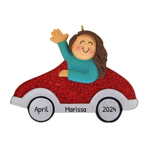 Gepersonaliseerde nieuwe chauffeur ornament 2023 - Student chauffeurs, licentie kerstornament, - Rode auto brunette - Gratis maatwerk met geschenkdoos