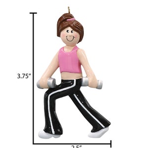 Pu&ograve; includere: Un ornamento natalizio personalizzato che raffigura una donna con un top rosa e pantaloni neri che sollevano pesi. L'ornamento &egrave; alto 3,75 pollici e largo 2,5 pollici.