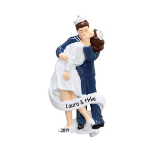 Personalisierte Sailor und Krankenschwester Küssen Ornament - berühmte Kuss Verzierung, VJ Day Kuss, Paar Küssen - Kostenlose Anpassung mit Geschenk Box