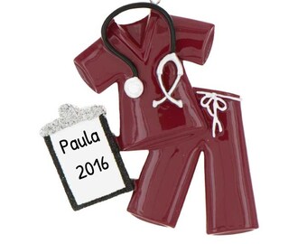 Adorno médico personalizado: adornos de enfermera, adornos de médico, profesión médica - Uniformes médicos rojos - Personalización gratuita