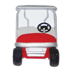 Op de afbeelding: Een miniatuur golfkar ornament. De kar heeft een rode carrosserie, zilveren afwerking en zwarte banden. Het stuur is zwart en het dak is zilver. De voorruit is helder.