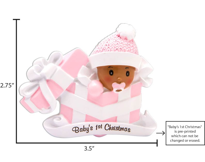 Puede incluir: Adorno navide&ntilde;o rosa y blanco con una ni&ntilde;a beb&eacute; con un gorro rosa y una caja de regalo rosa y blanca. El adorno mide 2,75 pulgadas de alto y 3,5 pulgadas de ancho. El texto "Baby's 1st Christmas" est&aacute; impreso en el adorno.