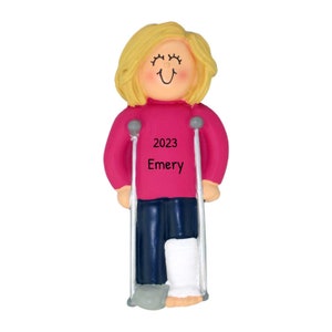 Personalisierte gebrochene Bein Ornament, Krücken gebrochenes Bein Knie Chirurgie Geschenk, medizinische Ornament, blonde weibliche gebrochenen Fuß Ornament, Krücken