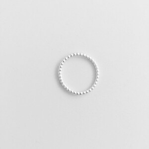 Anillo de bola redonda Anillos apilables de plata esterlina, anillo delgado mínimo y delicado Anillo delicado sutil, con cuentas