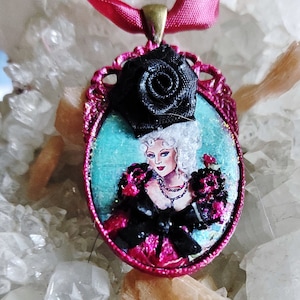 Flitsend gekleurde ketting van Marie Antoinette in verstoppertje spelen in Versailles, haar getemde vogel op de schouder in fuschia en zwart