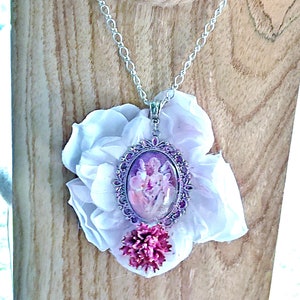 Collier fée Mélissa, fée en camaïeu de rose sous verre, cabochon peint, rose en tissu image 1