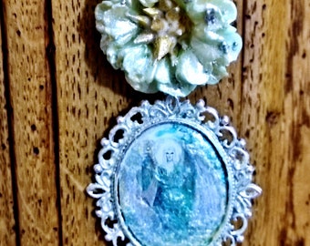 Collier Archange Raphaël guérisseur et être de lumière, fleur de de potentille en porcelaine froide symbole du rayon vert de guérison