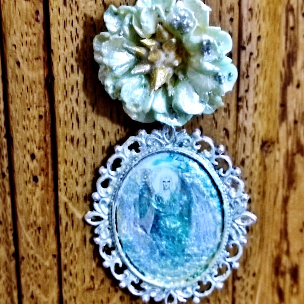 Collier Archange Raphaël guérisseur et être de lumière, fleur de de potentille en porcelaine froide symbole du rayon vert de guérison