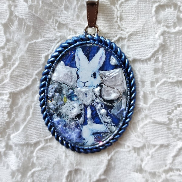 Collier le lapin blanc qui court après le temps qui passe à la recherche de sa montre, série Alice au pays des merveilles