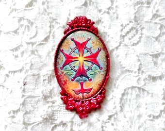 Broche croix huguenote protestante fantaisie sur cabochon peint en rouge, cadeau religion protestante