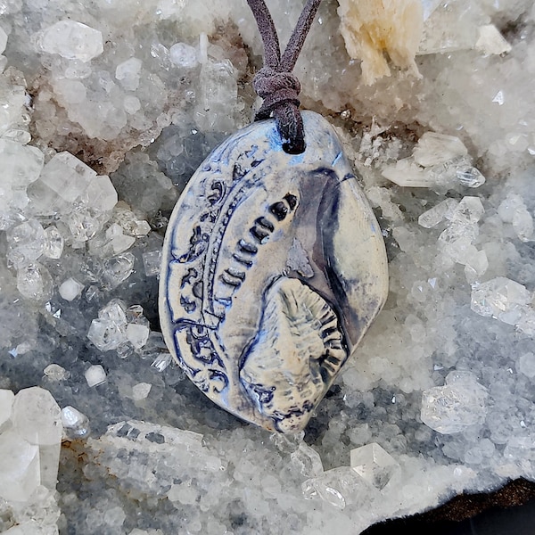 Collier souvenir du bord de mer avec coquillage sur céramique bleue, cadeau tribal ethnique homme ou femme