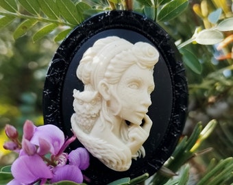 Broche camée gothique romantique la femme de la Calavera avec sa chouette, idée cadeau Saint Valentin