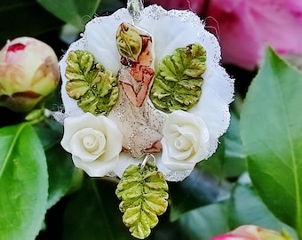 Collier Harmonie cachée dans les hellébores, cachette hivernale pour une fée avec roses et feuilles en porcelaine froide