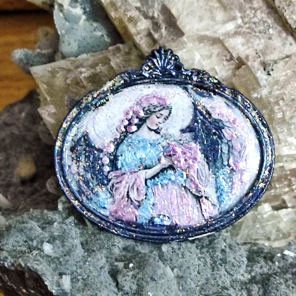 Broche Iris déesse messagère des dieux gardienne de l'amour et de la Saint Valentin, des roses dans ses cheveux d'ébène